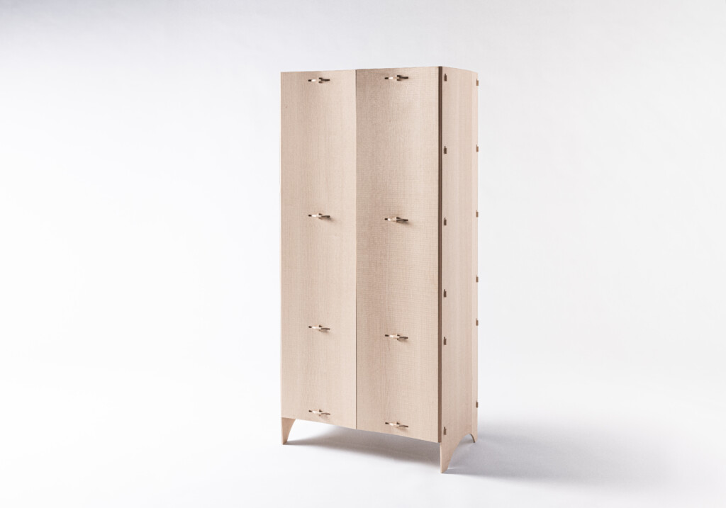 "AH 8" von Max Pöschel, ein Vollholzschrank aus Ahorn und Leder.