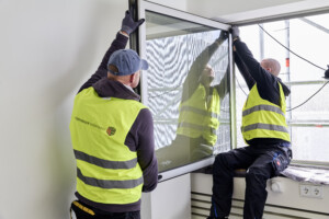 Im Rahmen der selektiven Revitalisierung wurden lediglich die Flügel der alten Fenster ausgetauscht, während die bestehende Rahmenkonstruktion erhalten blieb.