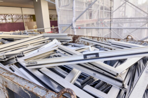 Noch vor Ort auf der Baustelle wurden die ausgebauten Fensterflügel in Containern nach den End-of-Life-Materialien Aluminium, Glas und EPDM-Dichtungen getrennt und dann in die jeweiligen Recyclingwerke transportiert.