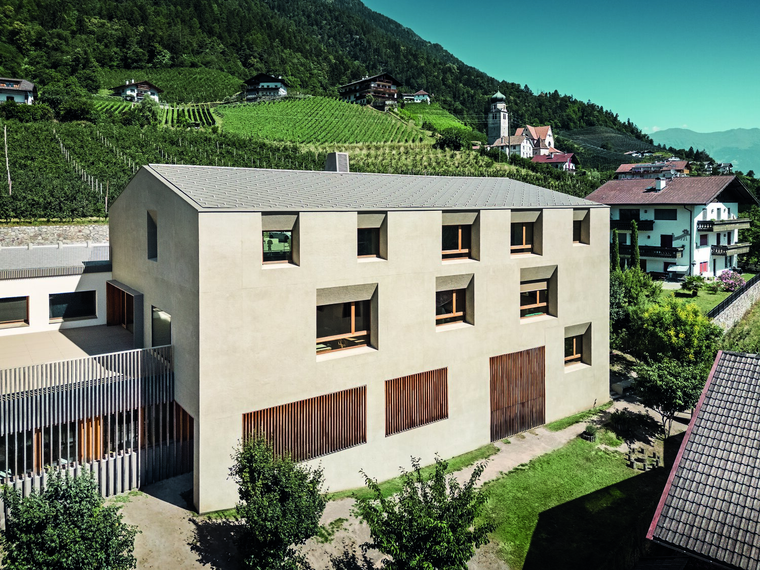Ein bronzefarbenes Dach macht Schule