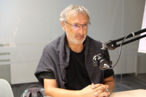 Hubert Feiglstorfer im Podcaststudio des Architektur & Bau FORUM