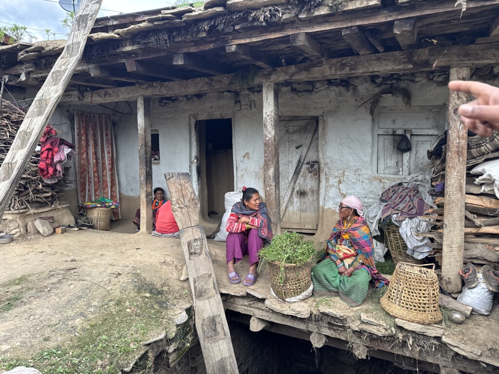Simikot im NW von Nepal auf ca. 2950 m Seehöhe. Blick auf die Wohnebene eines Bauernhauses. Einbaumleitern führen hinunter in den Stall, andere hinauf auf das Dach, wo sich kleine Räume zum Lagern und Schlafen befinden. Die Flachdächer werden zum Trocknen verwendet. 