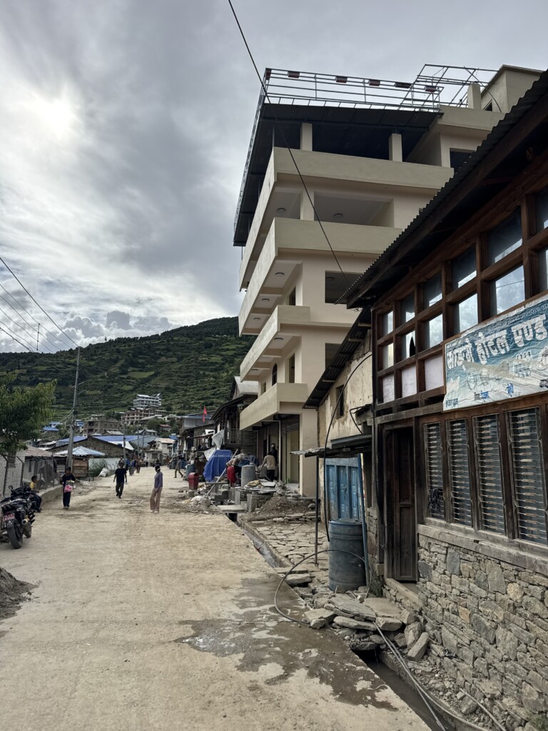 Simikot. Investoren errichten Hotels, welche in Dimension, Proportion und Bauweise den Pfad der Bautraditionen hinter sich lassen.