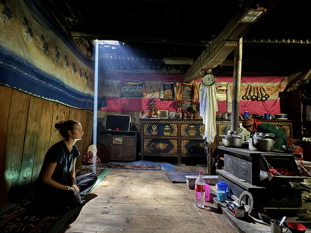 Simikot. Der Küchenofen ist die einzige Wärmequelle im Haus, dort wo sich die Personen des Hauses und Gäste treffen. Die Sonne scheint durch das Lüftungs- und Entrauchungsloch – die einzige Öffnung in der Außenwand, wodurch die Wärme möglichst lange im Raum gehalten wird.