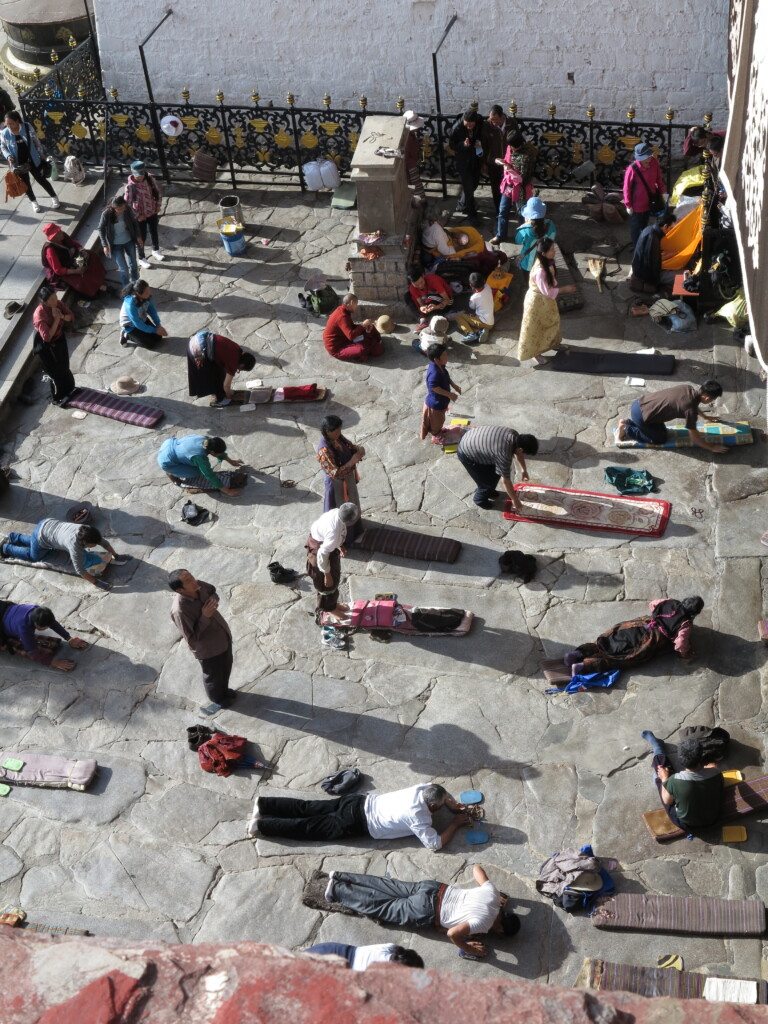 Lhasa in Tibet: Tibeter bei der Prostration vor dem Jokhang Tempel.