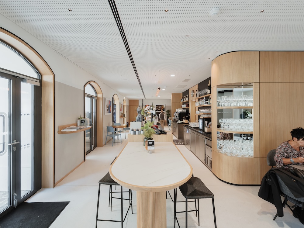 Die Außentüren des Bistros sind mit dem wärmegedämmten Stahlprofilsystem forster unico ausgestattet und öffnen sich in den Stadtraum. Fotografie: Patrick Johannsen Fotografie