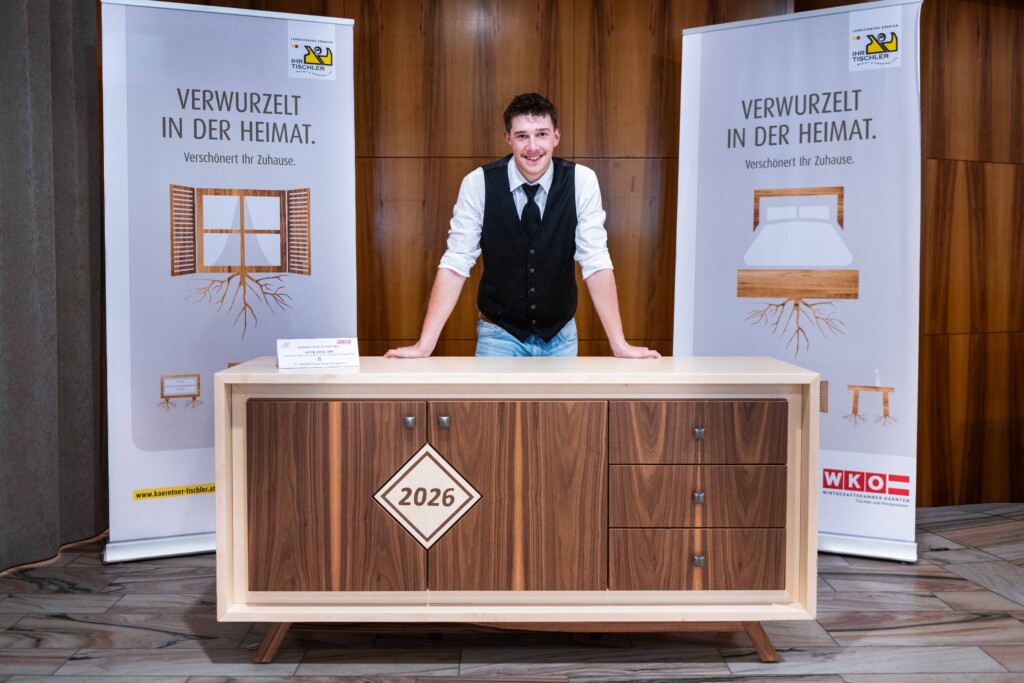 Sideboard „voller Erinnerungen“ von Jonas Joel Hornig, Möbel Zimmermann, Hermagor-Pressegger See