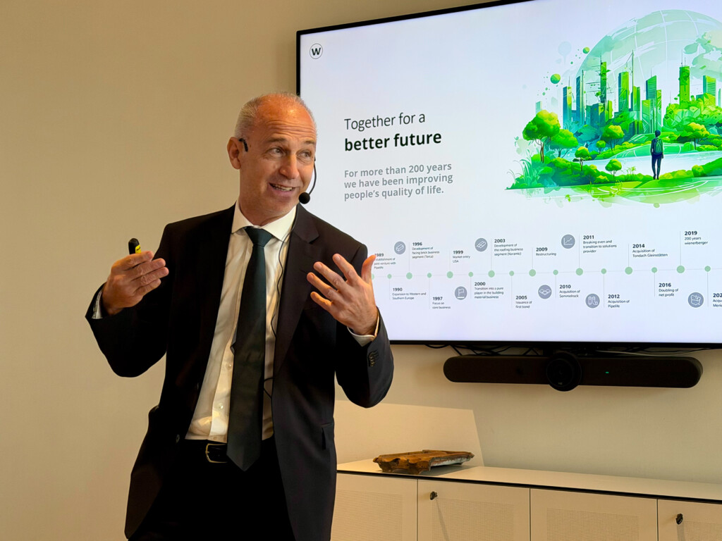 Gerhard Hanke, Interim CEO der Wienerberger AG, gab Einblicke in die Geschichte von Wienerberger und des im Jahr 2020 neu bezogenen Headquarters, dem Austragungsort der IFD-Veranstaltung. 