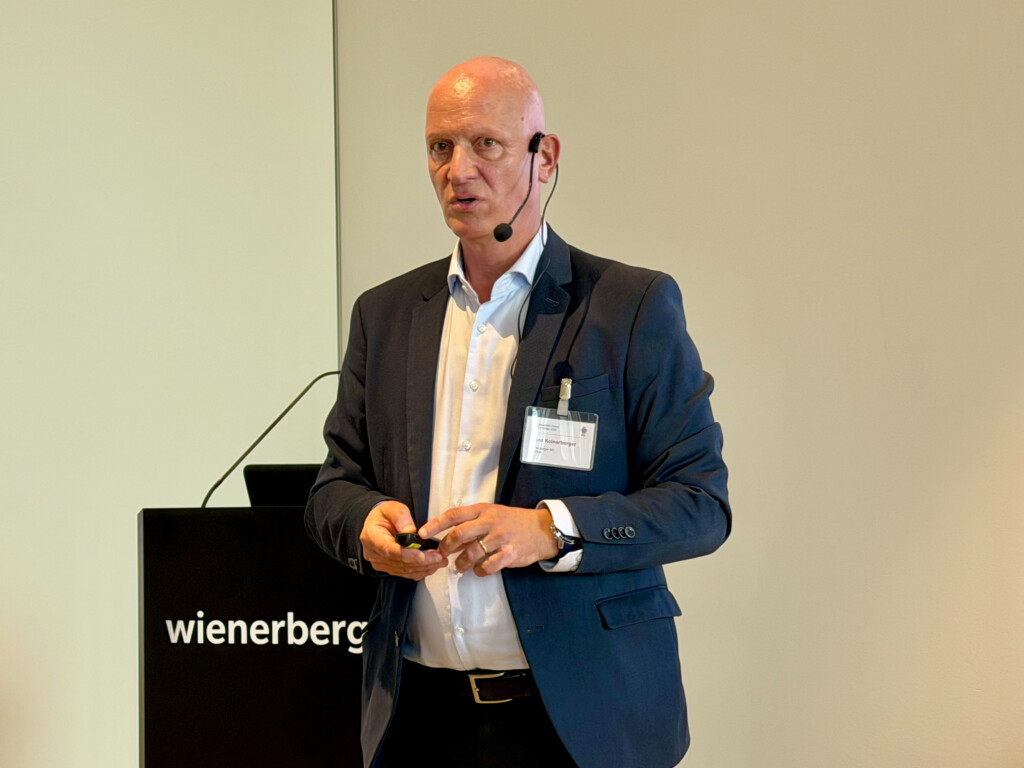 Franz Kolnerberger, Head of Product Management Roof Solutions der Wienerberger AG, informierte über aktuelle Entwicklungen am europäischen Dachmarkt. 