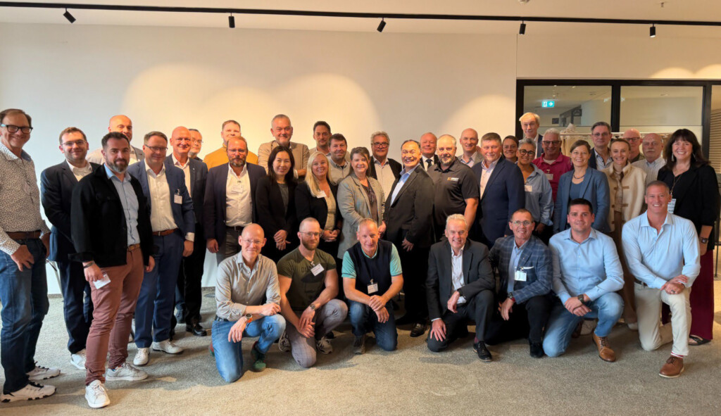 Bitte zum Gruppenfoto: Teilnehmer*innen des IFD Connection Forums 2026 am Unternehmenssitz von Wienerberger in Wien. 