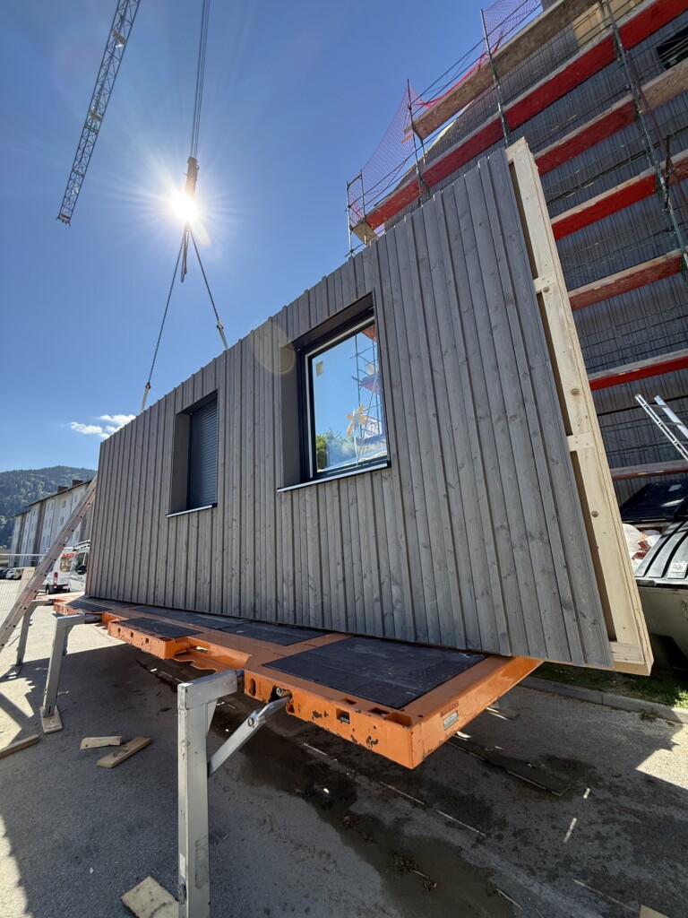 Die Module enthalten bereits Fenster, Sonnenschutz und den konstruktiven Fassadenaufbau.