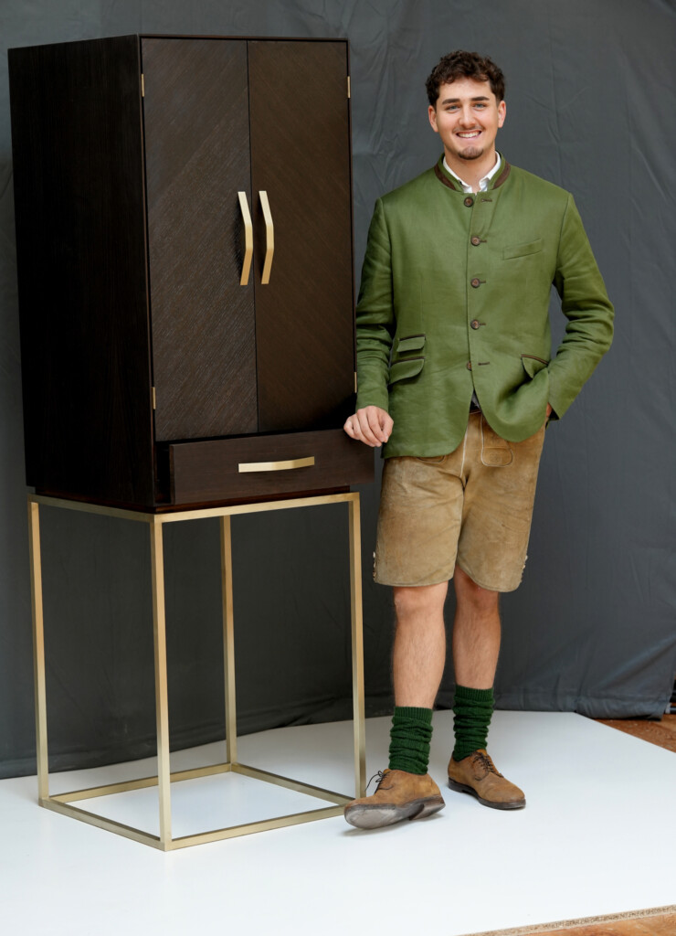 Luka Lorenz Haggenmiller brillierte mit einem eleganten Weinschrank aus Räuchereiche. Er wurde dafür mit einer Auszeichnung belohnt.