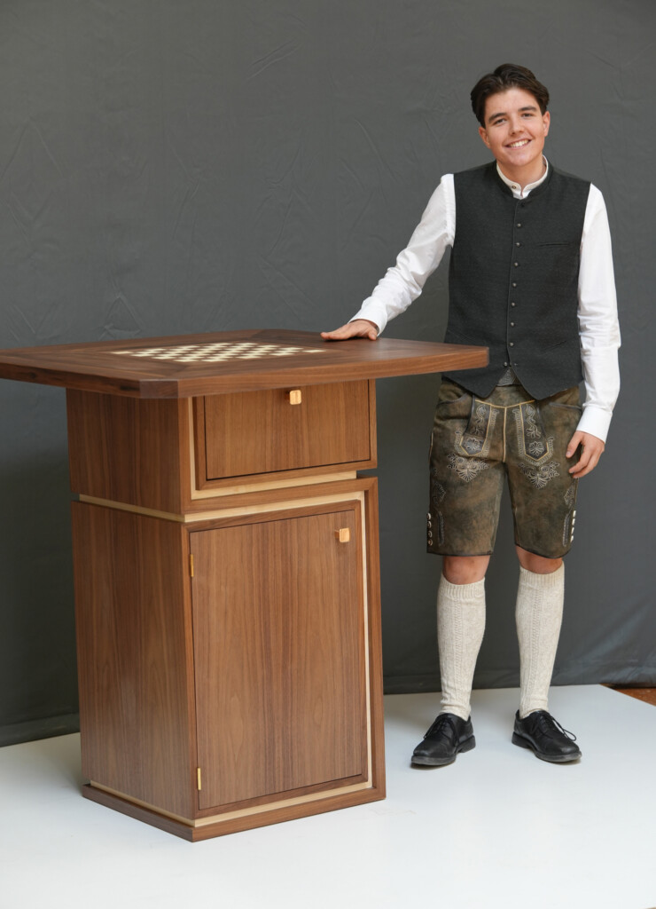 Julian Jetzl präsentierte einen eleganten Spieltisch aus amerikanischem Nussbaumholz