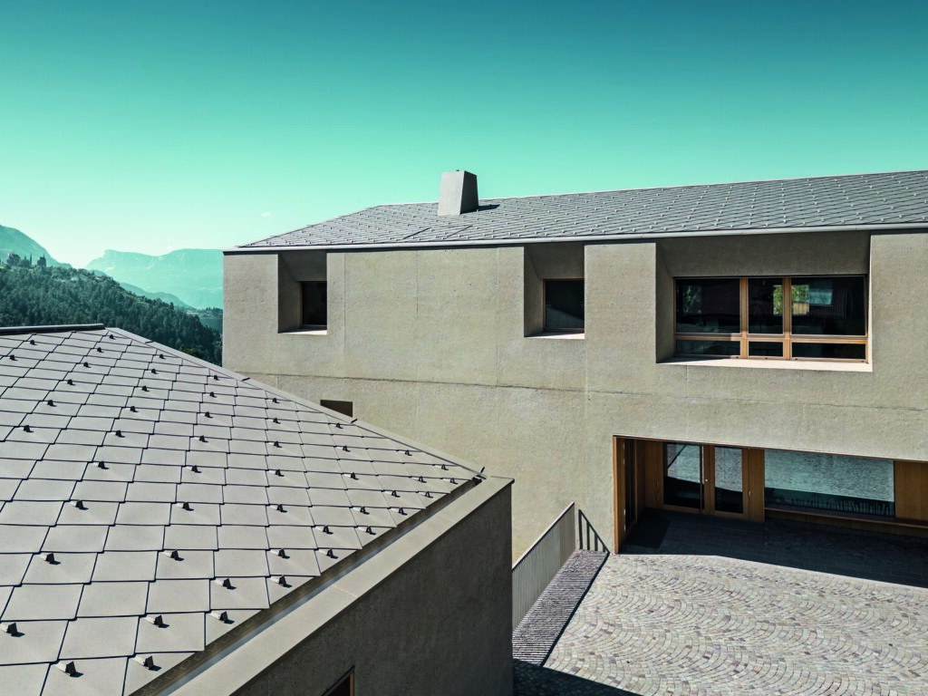 Die Dachkonstruktion ist bei beiden Bauten flächenbündig mit der Fassade und hat innenliegende Edelstahl Einbaurinnen.