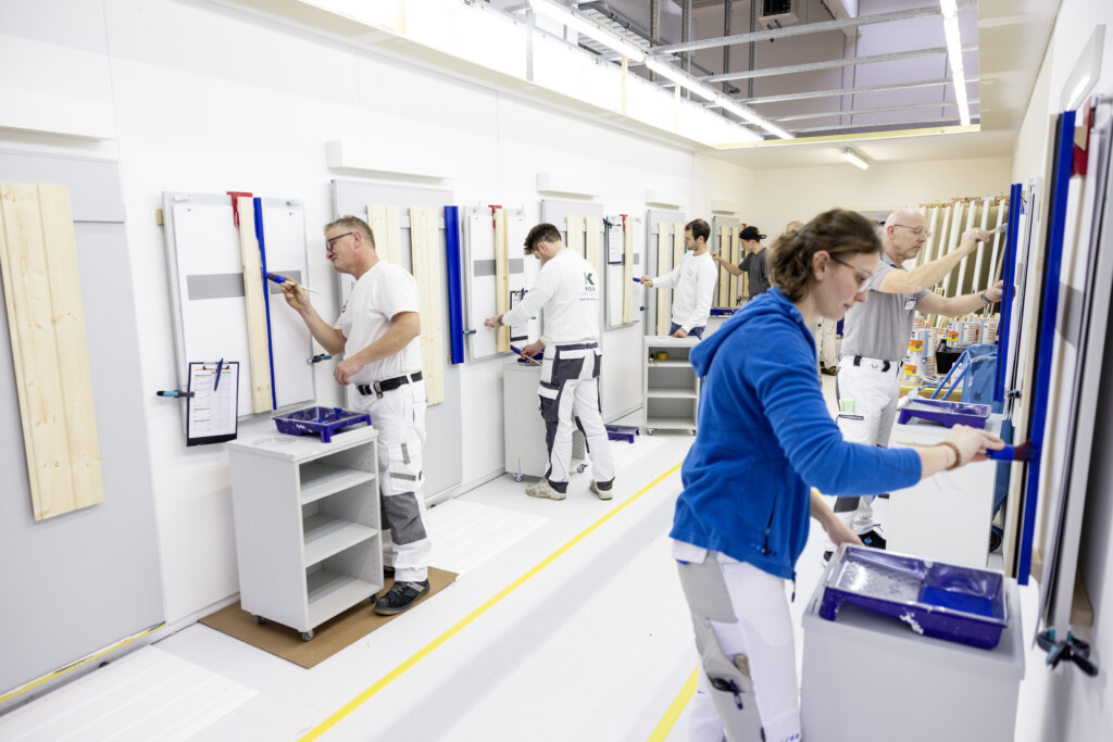 Die Praxis-Arena im Anwendungszentrum in Köln bietet ideale Voraussetzungen für praxisnahe Schulungen. Hier vermitteln die Anwendungstechniker der Sikkens Akademie aktuelles Fachwissen und geben wertvolle Praxistipps rund um moderne Produkte, Verarbeitungstechniken und Anwendungen im Malerhandwerk.