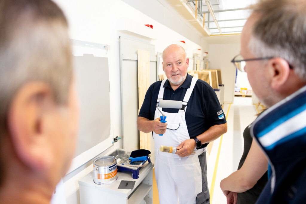 Bonus für die handwerkliche Lackierung: Anwendungstechniker Jörg Solisch verrät, worauf es bei der Verarbeitung von Lacken ankommt, und gibt wertvolle Tipps für das perfekte Zusammenspiel von Lack, Rolle und Pinsel. So lernen die Teilnehmer der Sikkens Workshops, auch bei anspruchsvollen Anwendungen – etwa auf profilierten Türen – makellose Oberflächen zu erzielen.