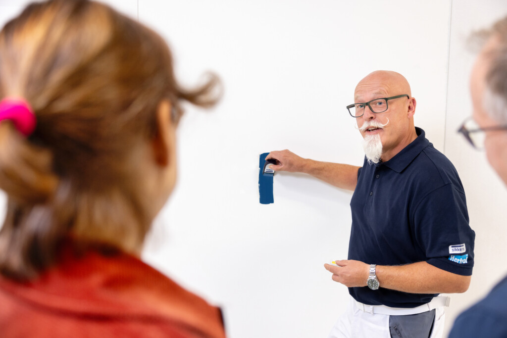 Farbwirkung direkt erlebbar machen: Wie ein Farbton an der Wand tatsächlich wirkt, lässt sich mit dem Sikkens Tester schnell und unkompliziert ausprobieren. Werner Plückelmann, Mitarbeiter der Sikkens Akademie, stellt den handlichen Tester mit integrierter Minirolle vor, der in über 2.000 Farbtönen erhältlich ist.