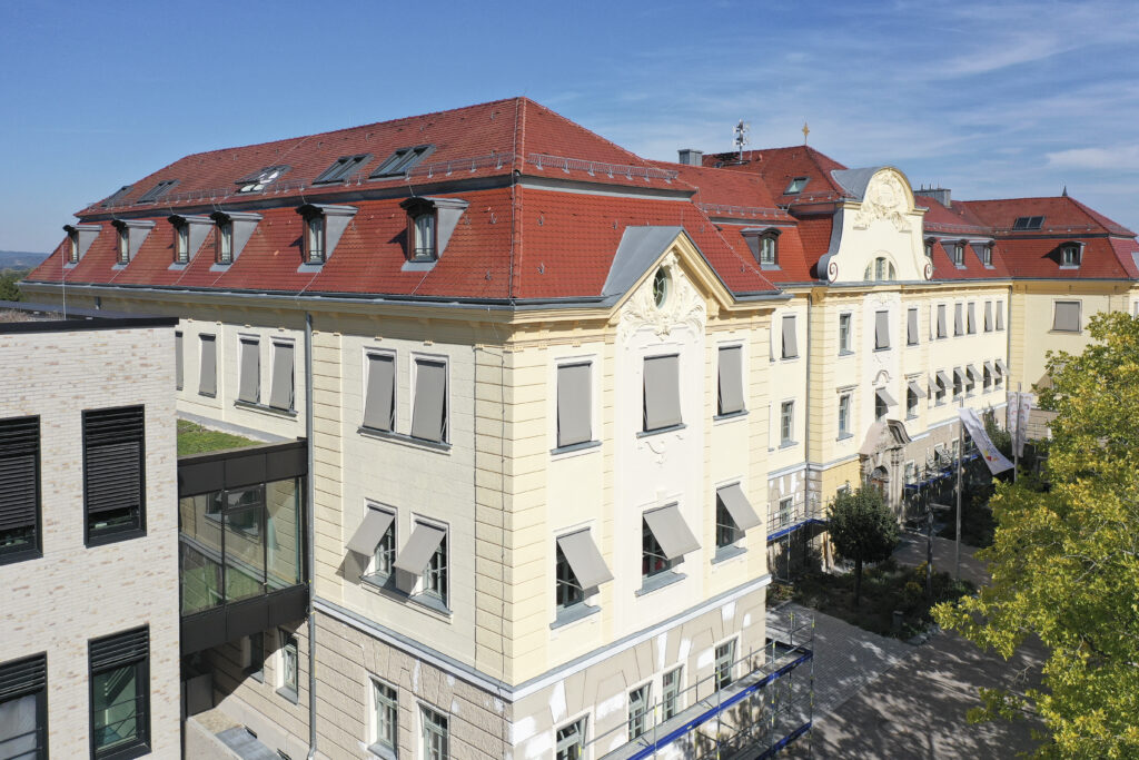 Das Bildungszentrum St. Wolfgang in Straubing wurde mit neuem Sonnenschutz ausgestattet, der sich gut in die historische Architektur einfügt.