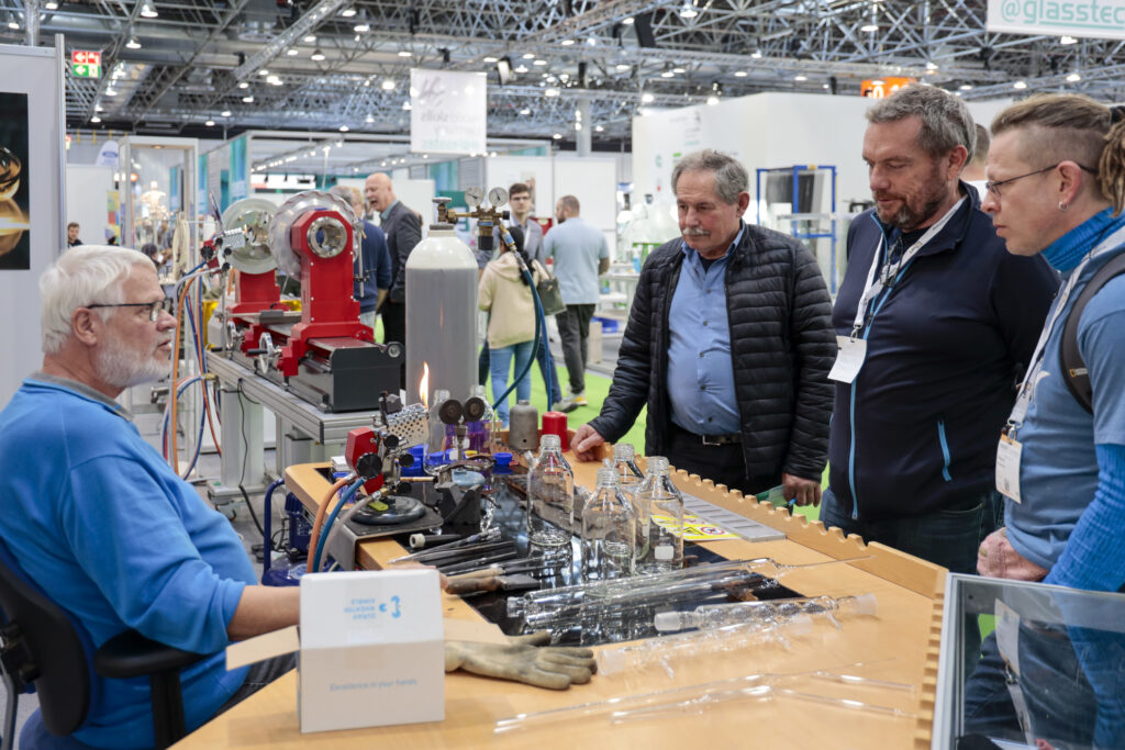 Handwerk Live: Auf der glasstec stehen Verarbeitung, Werkzeuge und neue Anwendungen für das glasverarbeitende Handwerk im Mittelpunkt.