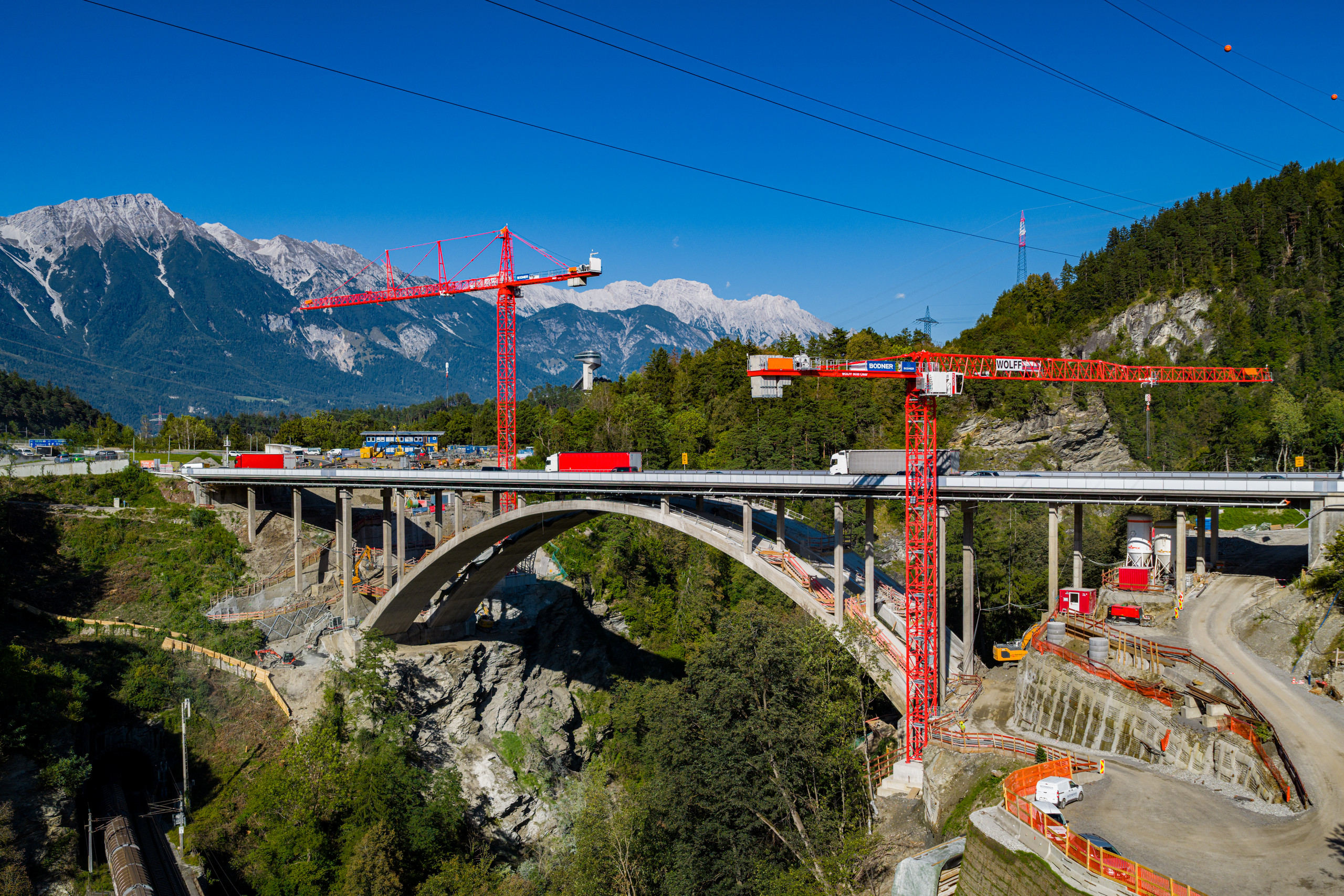Sillbrücke: Zwei Turmdrehkrane für den Neubau über der Schlucht