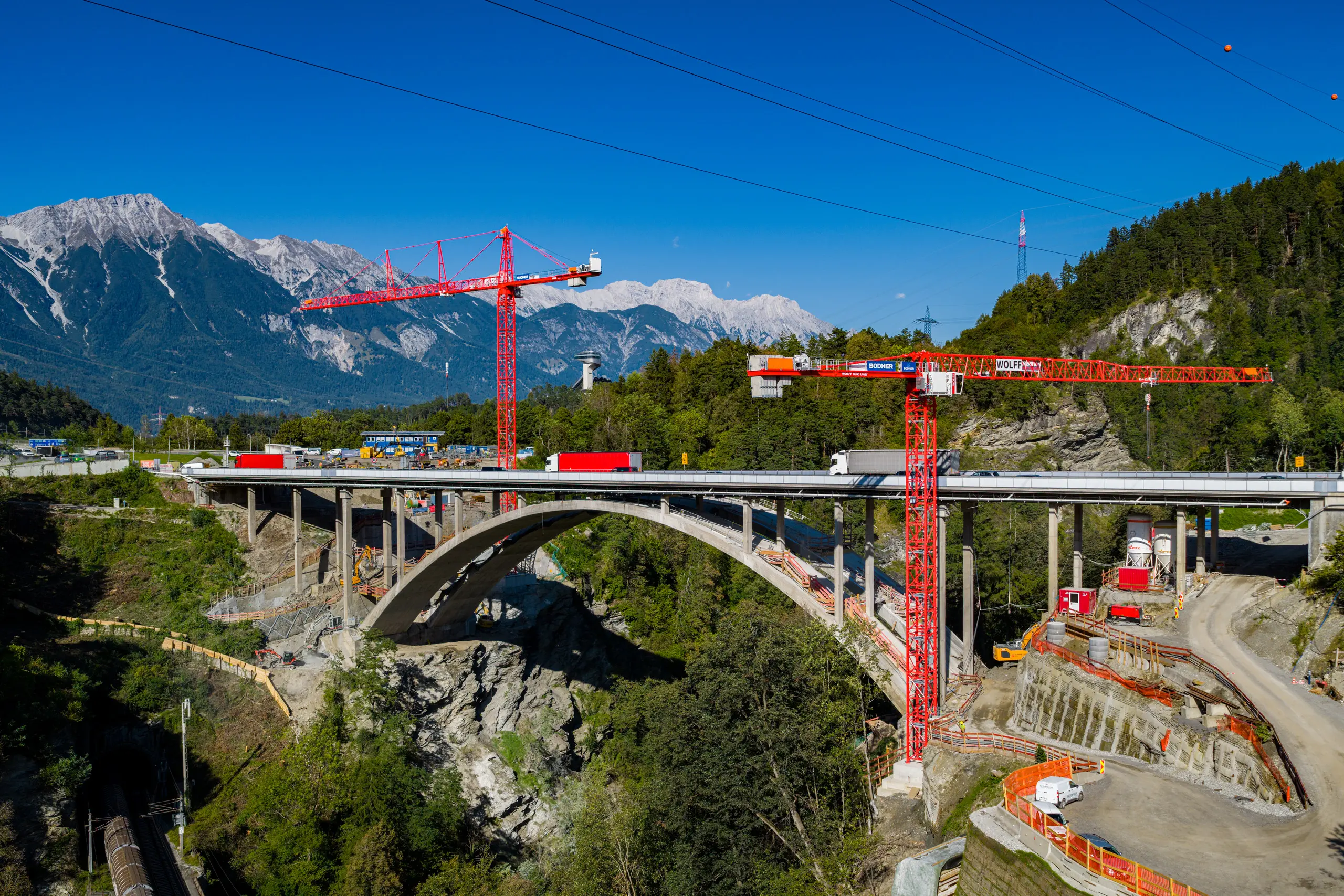 Sillbrücke: Zwei Turmdrehkrane für den Neubau über der Schlucht